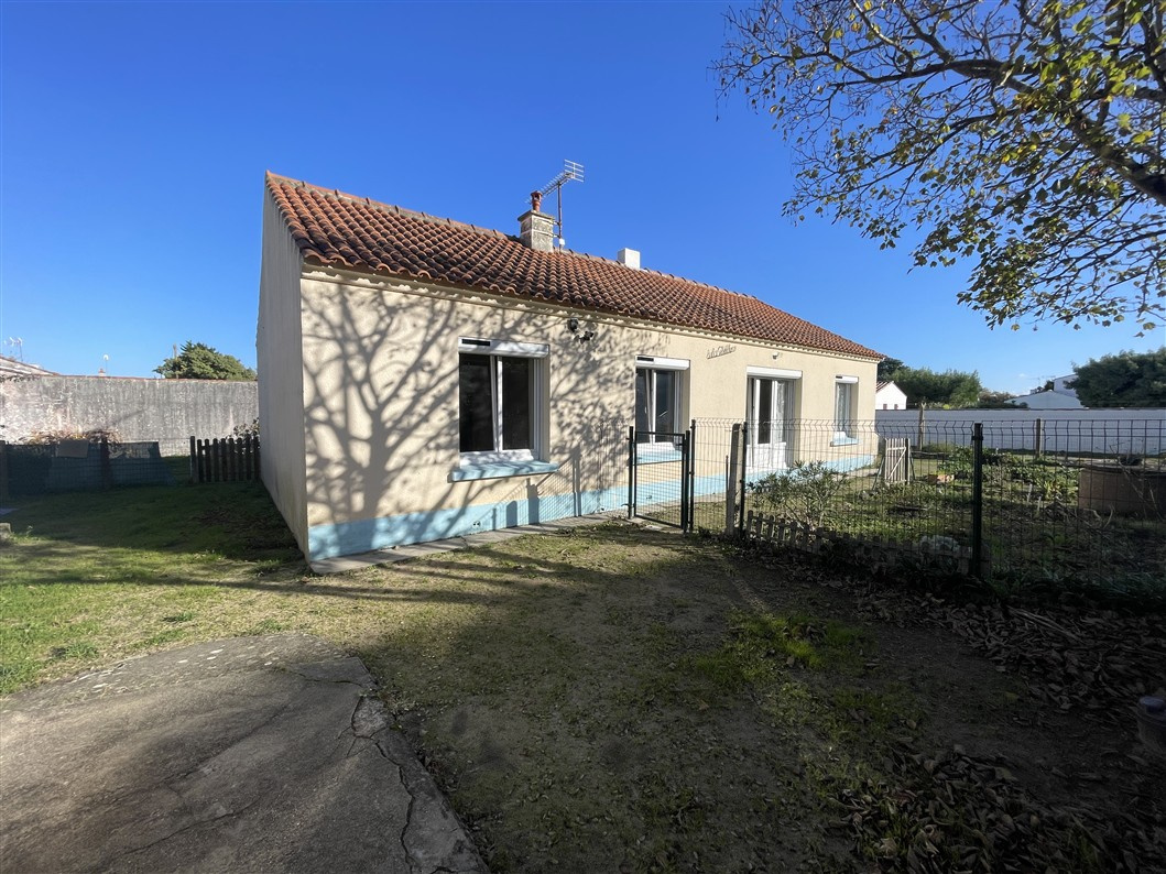 FACE A LA FORET ET A 500 M DU BOURG ET DE LA PLAGE