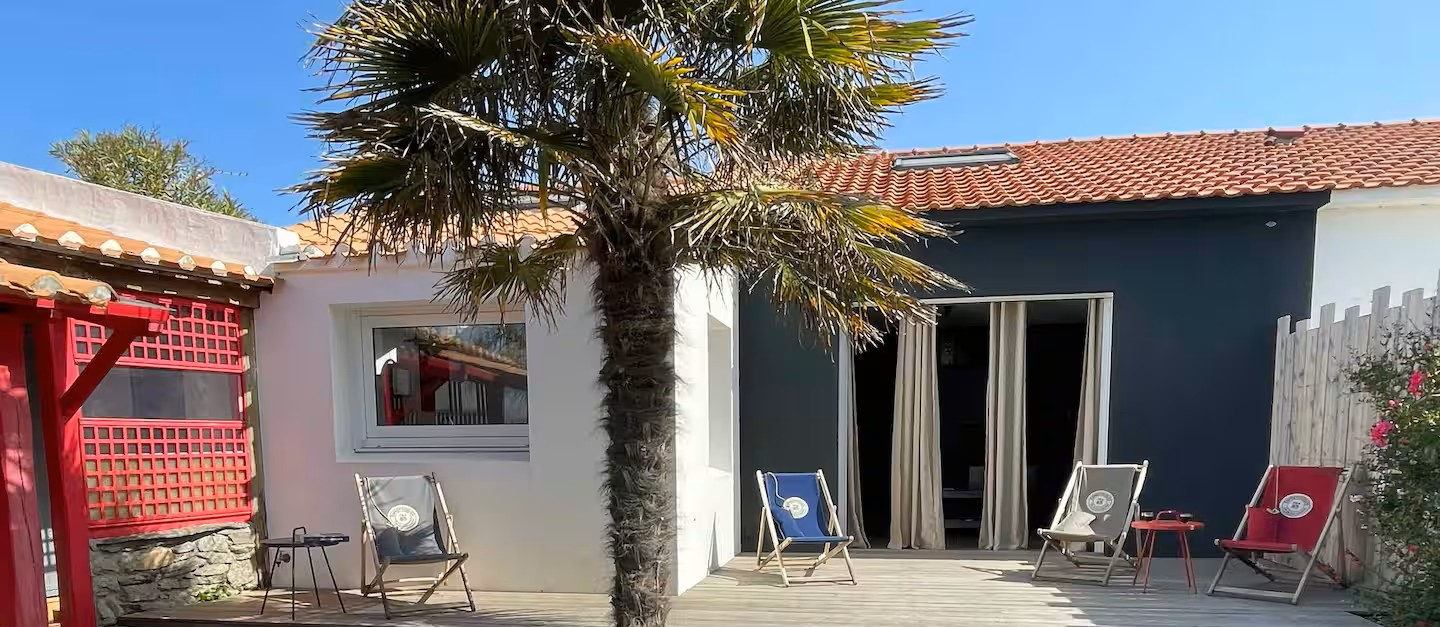 A 50 M DE LA PLAGE