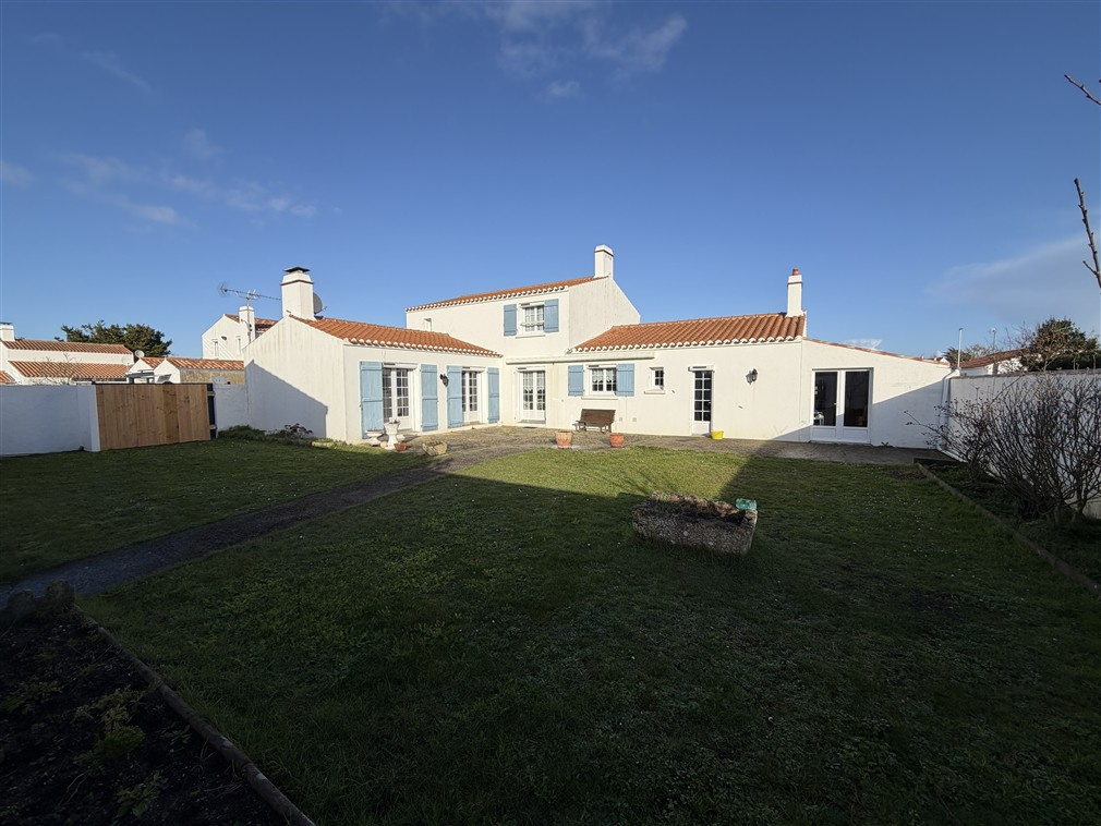 A DEUX PAS DU BOURG ET AU CALME